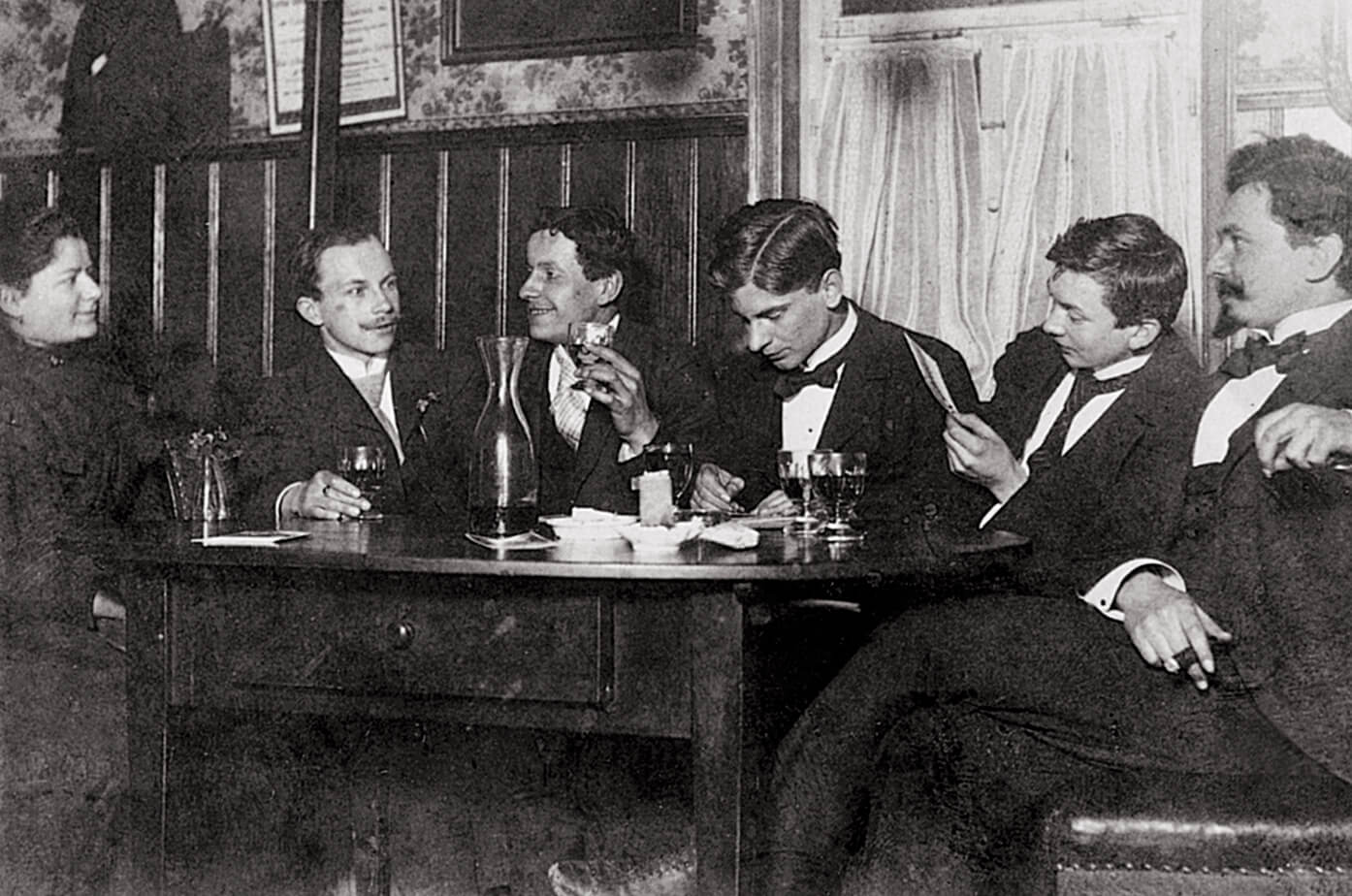 Mechanical engineering students Karl Kessler (2nd from right) and Karl Maybach Gasthaus (3rd from right) in an inn