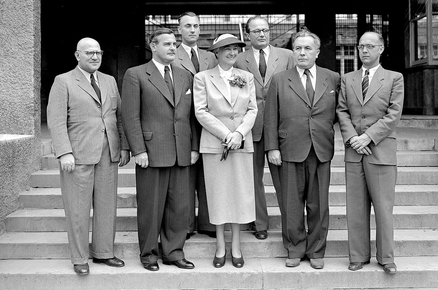 1950er Jahre: Auguste Kessler mit den Direktoren und leitenden Angestellten